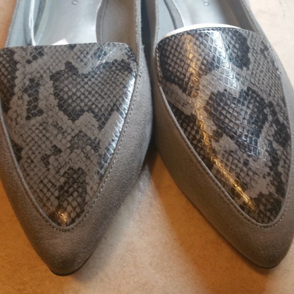 New Snakeskin / Suede Gray Flats 9.5 $ 17.00